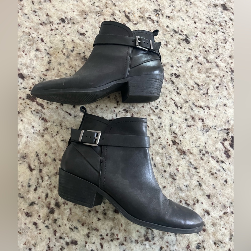 Vince Camuto Leather VP Peamer Booties size 8.5